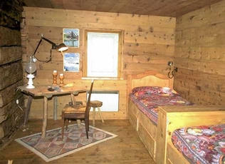 esempio di camera da letto rivestita in legno d'epoca